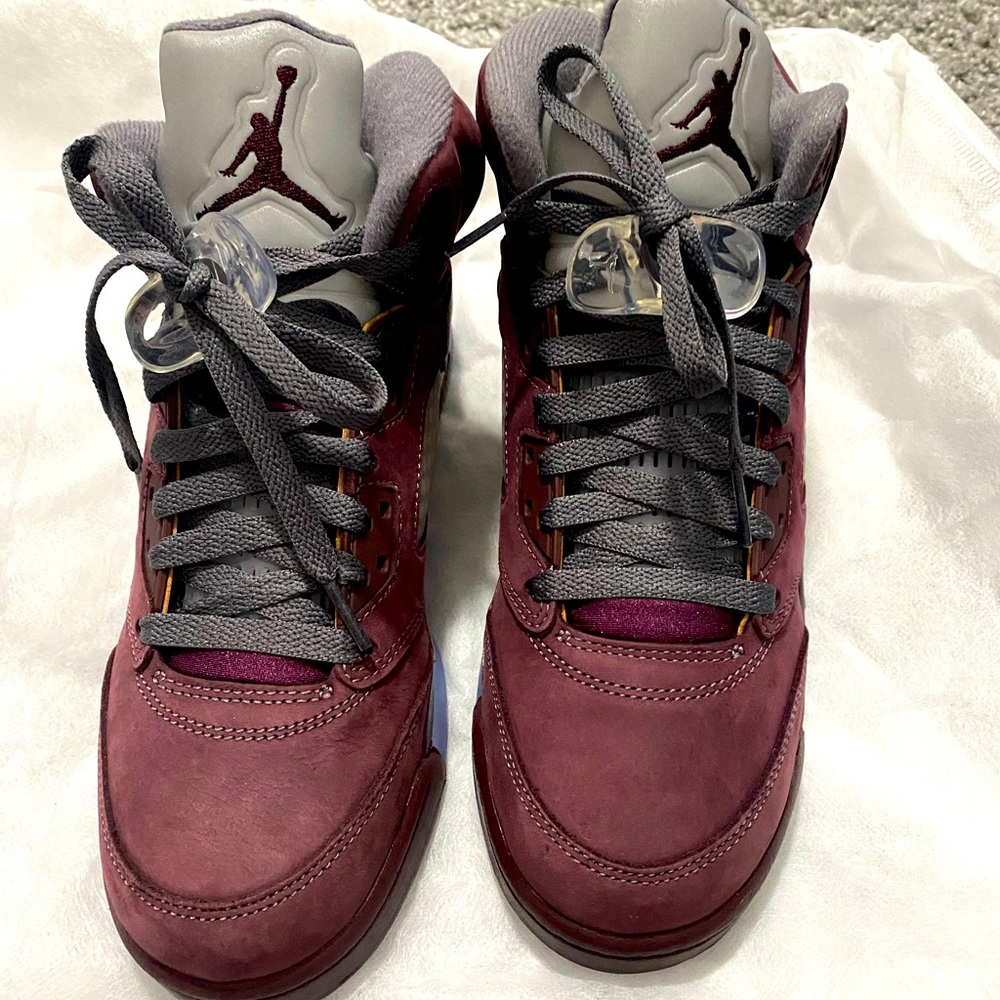 Jordan retro 5 burgundy never worn but don’t have box was damage